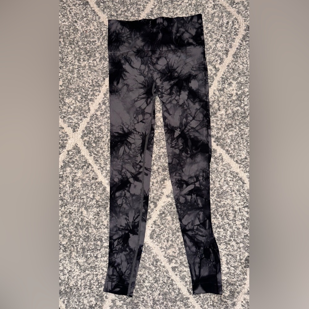 Women’s pattern scrunch leggings size small